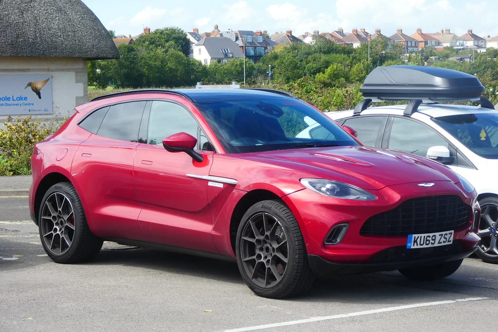 Imagem real do veículo Aston Martin Dbx Exclusive 2026