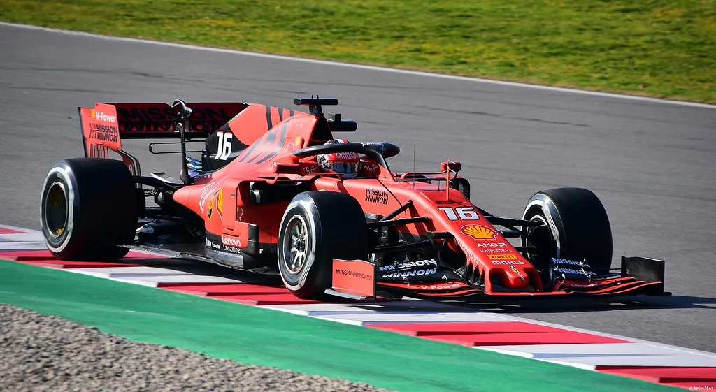 Imagem real do veículo Ferrari Sf90