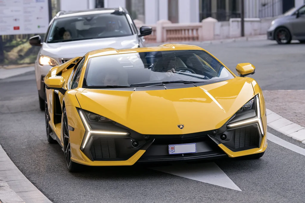 Imagem real do veículo Lamborghini Revuelto V8 2025